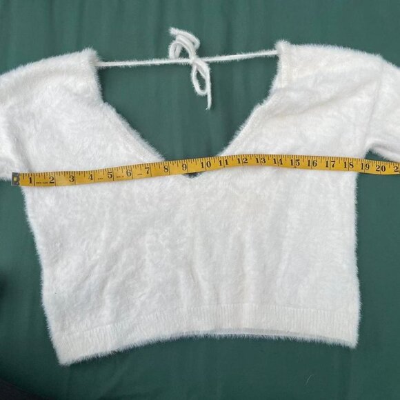 Forever 21 White Fuzzy Soft Vneck Long Sleeve Cropped Sweater Size S Fall Autumn - Picture 3 of 5
